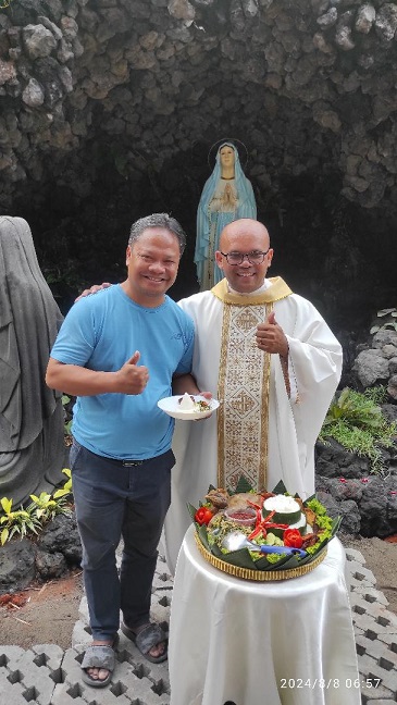 Romo Matius menerima potongan tumpeng PAKAI_2